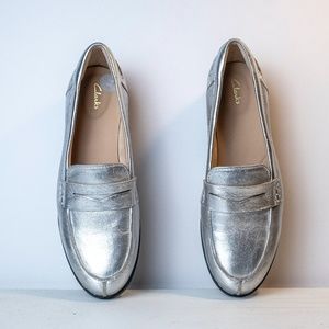 Clarks Classic Silver Loafers Size 7